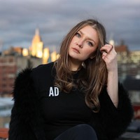 Banyak pihak yang mempertanyakan etika dari menampilkan seorang mantan narapidana penipuan di acara hiburan utama. Mereka khawatir hal ini memberi pesan yang salah, bahwa seseorang yang terlibat dalam kejahatan besar bisa dengan mudah diterima kembali di tengah sorotan publik tanpa mempertanggungjawabkan sepenuhnya perbuatannya. Foto: Getty Images