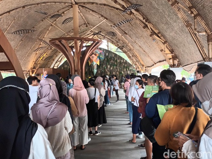 Antrean pengunjung di loket tiket Solo Safari, Kota Solo, pada hari pembukaan pertama, Jumat (27/1/2023).