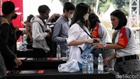 Sebelum masuk mereka diperiksa dengan ketat.
