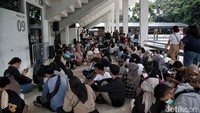 Penonton telah tiba sebelum pintu Istora Senayan dibuka.