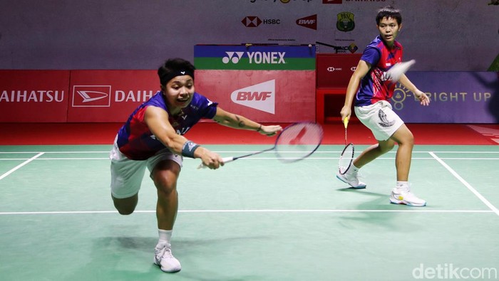 Apriyani Rahayu/Siti Fadia Silva Ramadhanti bertanding melawan Jongkolphan Kititharakul/Rawinda Prajongjai di babak perempatfinal Indonesia Masters yang berlangsung di Istora Senayan, Jakarta, Jumat (27/1/2023) siang WIB. Dalam pertandingan ini, Apriyani/Fadia gagal melangkah ke semifinal Indonesia Masters 2023.