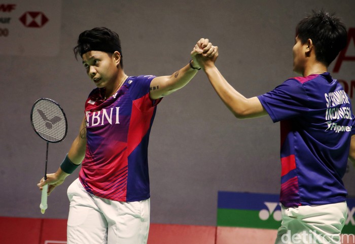 Apriyani Rahayu/Siti Fadia Silva Ramadhanti bertanding melawan Jongkolphan Kititharakul/Rawinda Prajongjai di babak perempatfinal Indonesia Masters yang berlangsung di Istora Senayan, Jakarta, Jumat (27/1/2023) siang WIB. Dalam pertandingan ini, Apriyani/Fadia gagal melangkah ke semifinal Indonesia Masters 2023.