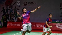 Apriyani Rahayu/Siti Fadia Silva Ramadhanti bertanding melawan Jongkolphan Kititharakul/Rawinda Prajongjai di babak perempatfinal Indonesia Masters yang berlangsung di Istora Senayan, Jakarta, Jumat (27/1/2023) siang WIB.