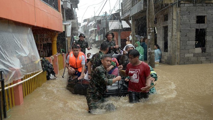 Evakuasi korban banjir di Kota Manado 27 Januari 2023