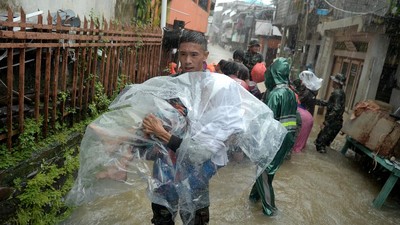 Potret Evakuasi Warga Korban Banjir di Manado