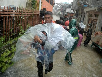 Potret Evakuasi Warga Korban Banjir di Manado