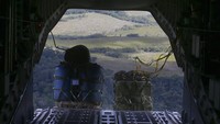 Makanan diterbangkan dari pesawat angkutan militer ke pangkalan militer Surucucu untuk diantarkan ke masyarakat adat Yanomami.