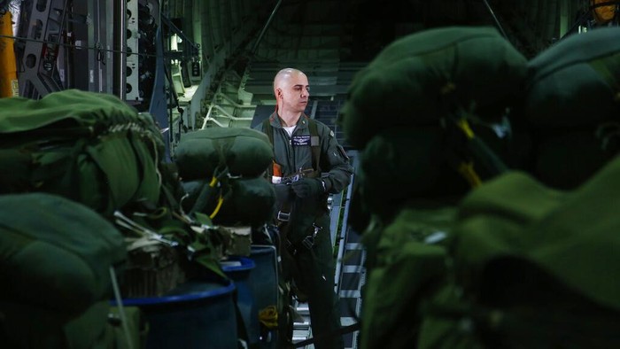 Bantuan Makanan Lewat Udara untuk Anak-anak Kekurangan Gizi di Brasil Anggota militer Brasil mengirimkan makanan untuk anak-anak masyarakat adat Yanomami yang sedang menderita gizi buruk. Makanan tersebut dikirimkan lewat udara.