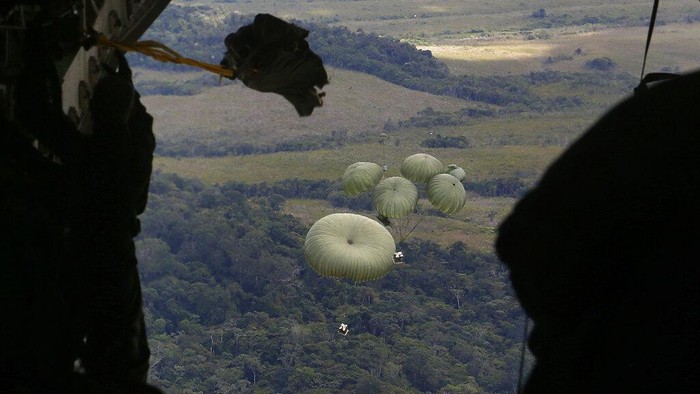 Anggota militer Brasil mengirimkan makanan untuk anak-anak masyarakat adat Yanomami yang sedang menderita gizi buruk. Makanan tersebut dikirimkan lewat udara.