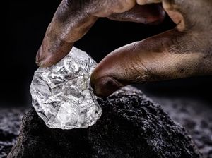 Viral Batu Punya Kekuatan Listrik Ada di Afrika, Benarkah Ada?