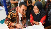 Staf Khusus III Menteri BUMN, Arya Sinulingga membatik dengan teknik canting tulis, pada acara “Bazar UMKM Untuk Indonesia 2023” yang diselenggarakan oleh Kementerian BUMN di Gedung Sarinah, Jakarta, Kamis (26/1).