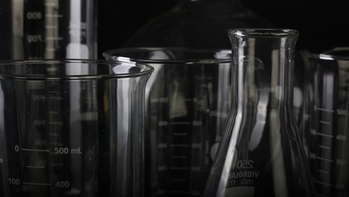 Ilustrasi beaker glass atau gelas kimia.