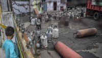 Sebanyak 14 unit mobil damkar dikerahkan untuk memadamkan api. Untungnya tidak ada korban jiwa dalam kebakaran tersebut. Namun, pemilik toko harus menanggung kerugian sebesar 1 miliyar.