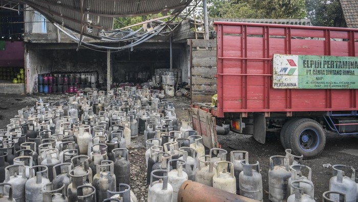 Begini Kondisi Usai Kebakaran Agen Gas di Pondok Kelapa Jaktim Ratusan gas berukuran 12 kilogram pascakebakaran di toko agen gas elpiji di kawasan Pondok Kelapa, Jakarta Timur, Jumat (27/1/2023). Kebakaran yang terjadi pada pukul 07.24 WIB tersebut diduga akibat kebocoran gas. ANTARA FOTO/Galih Pradipta/foc.