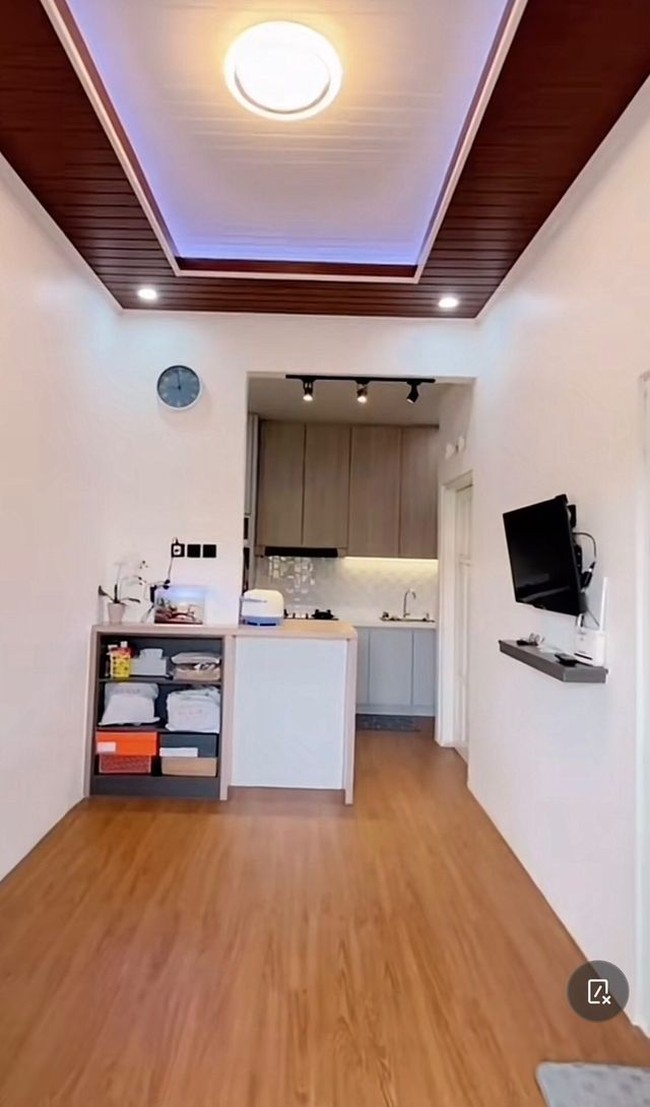 Putri mengatakan ia membeli rumah subsidi pada tahun 2017/2018 dengan luas tanah 10x6 meter. Kemudian rumah tersebut direnovasi tahun 2021 hingga 2022. Wanita 27 tahun itu menuturkan konsep desain rumahnya adalah scandinavian house. Dia ingin rumah yang simple dan minimalis. Foto: Dok. TikTok @rrputtri.