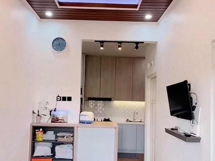 Beredar video viral rumah subsidi usai direnovasi menggunakan jasa desain interior berubah menjadi aesthetic. Beredar video viral rumah subsidi usai direnovasi menggunakan jasa desain interior berubah menjadi aesthetic.