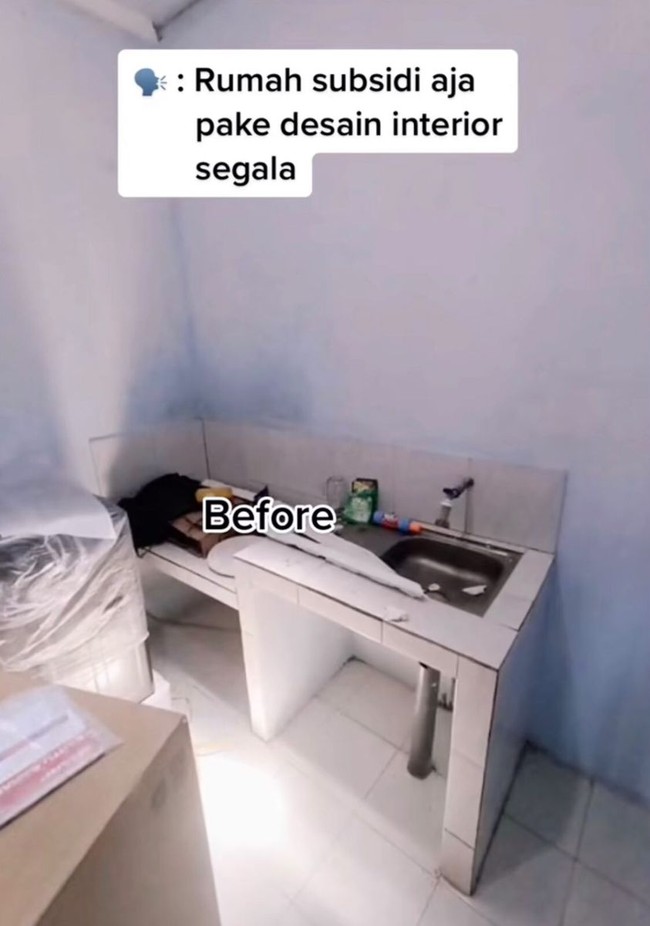 Ialah Putri yang viral lewat akun TikTok @rrputtri karena memutuskan untuk menggunakan jasa desain interior saat merenovasi rumah subsidi miliknya. Putri menunjukkan penampakan dapur rumahnya sebelum direnovasi. Foto: Dok. TikTok @rrputtri.