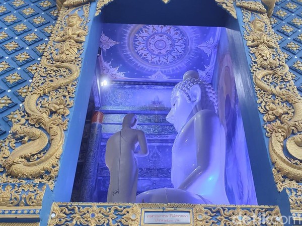 Blue Temple atau Wat Rong Suea Ten atau kuil biru memang semua bagian bangunannya dicat berwarna biru.