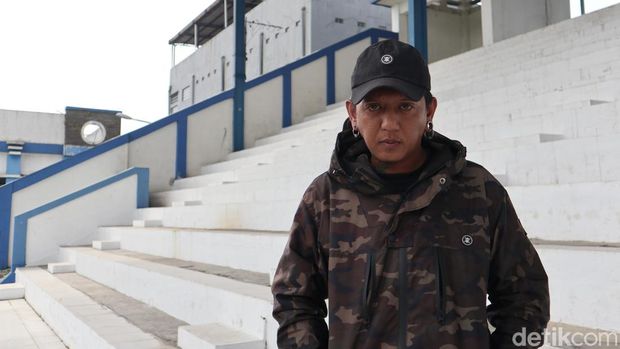 Bobbi Jaelani  pentolan Creative Division Viking. Bob -sapaannya-  dan tim membuat koreografi yang membakar semangat para pemain Persib saat berlaga
