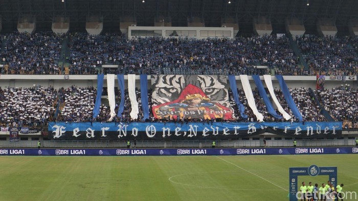 Bobbi Jaelani  pentolan Creative Division Viking. Bob -sapaannya-  dan tim membuat koreografi yang membakar semangat para pemain Persib saat berlaga