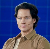 Pria asal Amerika Serikat ini jadi miliarder setelah menjual perusahaannya Braintree Payment Solutions ke EBay senilai Rp 11,9 triliun. Kini dengan uang yang dimilikinya, dia mengembangkan program untuk ‘menolak tua’. Dia sendiri yang menjadi subjek percobaan proyek ini. Foto: Getty Images