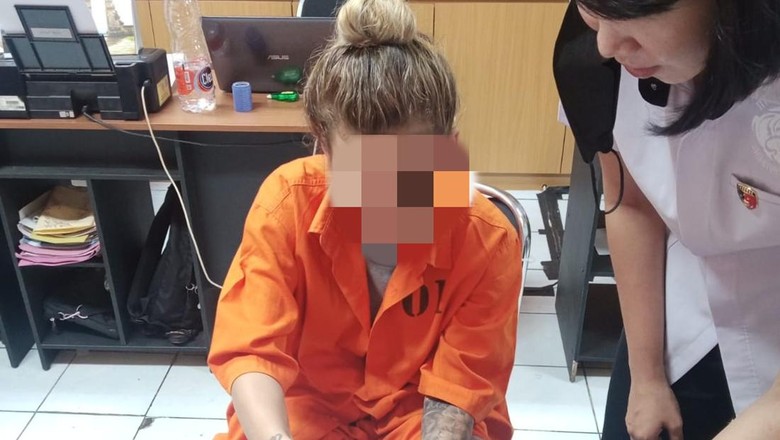 Bule Brasil Manuela Vitoria De Araujo Farias ditangkap polisi karena menyelundupkan kokain 3 kilogram lebih. Bule Brasil Manuela Vitoria De Araujo Farias ditangkap polisi karena menyelundupkan kokain 3 kilogram lebih.