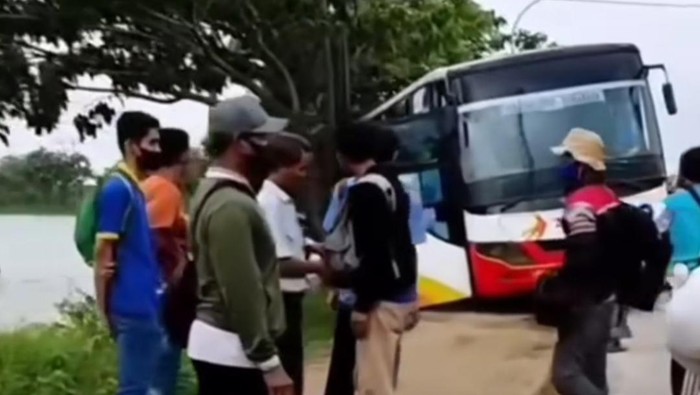 bus terperosok akibat ngeblong