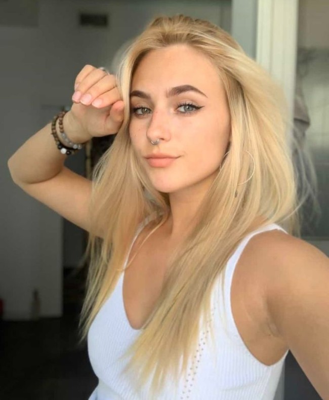 Foto-fotonya pun beredar luas di internet dan semakin banyak orang mengira dia adalah Clara Chia Marti. Namun ternyata dugaan mereka keliru. Foto: Twitter/@itsdanifae