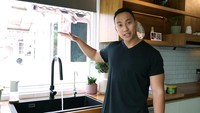 Salah satu yang paling disukainya adalah tempat cuci piring berwarna hitam dengan keran berteknologi tinggi. Cukup disentuh bagian atasnya untuk menyalakan keran. Foto: YouTube/Yuda Bustara