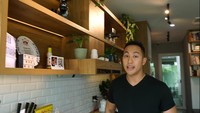 Chef Yuda Bustara mengakui dirinya sangat menyukai kerapihan. Hal ini membuatnya sengaja membuat kabinet untuk menyimpan berbagai perlengkapan secara lebih tertata. Foto: YouTube/Yuda Bustara