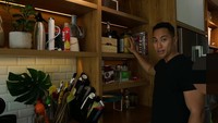 Dapur chef Yuda Bustara banyak dipenuhi dengan rak-rak kayu. Salah satunya rak khusus untuk menyimpan berbagai jenis sereal favoritnya. Foto: YouTube/Yuda Bustara