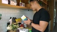 Di dapurnya, ia sengaja menyiapkan satu sudut untuk menyimpan barang-barang pemberian teman-temannya. Mulai dari cokelat hingga berbagai jenis bumbu. Foto: YouTube/Yuda Bustara