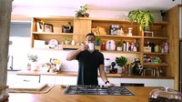 Chef Yuda Bustara memiliki dapur dengan konsep alami yang unik. Banyak sentuhan kayu pada seluruh sudut dapur di rumahnya. Foto: YouTube/Yuda Bustara