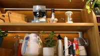 Sebagai seorang chef, semua perlengkapan memasaknya sangat lengkap. Mulai dari air fryer, hand blender hingga mesin kopi rumahan disediakan di dapurnya. Foto: YouTube/Yuda Bustara