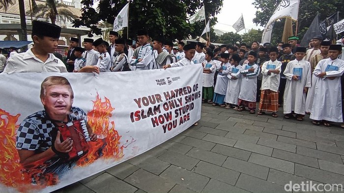 Demo mengecam aksi politikus Rasmus Paludan di Tasikmalaya