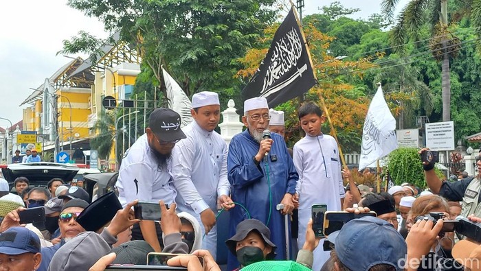 Demonstrasi kecam pembakaran Al-Quran di Swedia digelar di Bundaran Gladak, Kota Solo, diikuti Abu Bakar Baasyir, Jumat (27/1/2023).