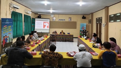 Diseminasi Laporan Penelitian Kualitatif tentang Perkawinan Anak, Pernikahan Dini, dan Kawin Paksa di Nusa Tenggara Barat di Aula Kantor Perlindungan Anak, Pengendalian Penduduk dan Keluarga Berencana (DP3A2KB) Provinsi NTB, Jumat, (27/1/2023). (Foto: Ahmad Viqi/detikBali)