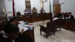 Dituntut 3 Tahun Penjara, Agus Nurpatria Pegang Kepala