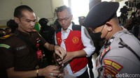 Petugas melepas borgol saat Agus Nurpatria Adi tiba di PN Jaksel untuk menjalani sidang.