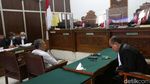 Dituntut 3 Tahun Penjara, Agus Nurpatria Pegang Kepala