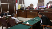 Jaksa meyakini Agus melanggar Pasal 49 juncto Pasal 33 Undang-Undang Nomor 19 Tahun 2016 tentang Perubahan atas Undang-Undang Nomor 11 Tahun 2008 tentang Informasi dan Transaksi Elektronik (UU ITE) juncto Pasal 55 ayat 1 ke-1 KUHP.