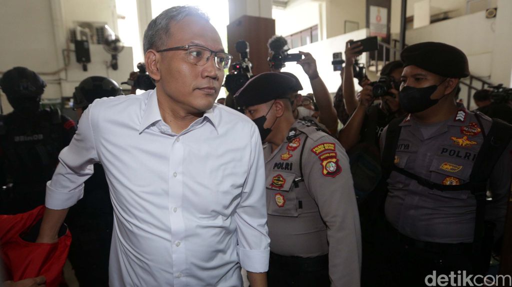 Agus Nurpatria Adi dituntut 3 tahun penjara. Eks anak buah Sambu itu dinyakini terlibat perusakan CCTV yang membuat terhalanginya penyidikan kasus pembunuhan Yosua.