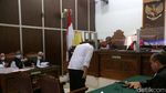 Dituntut 3 Tahun Penjara, Agus Nurpatria Pegang Kepala