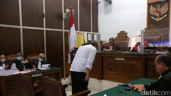 Dituntut 3 Tahun Penjara, Agus Nurpatria Pegang Kepala Agus Nurpatria Adi dituntut 3 tahun penjara. Eks anak buah Sambu itu dinyakini terlibat perusakan CCTV yang membuat terhalanginya penyidikan kasus pembunuhan Yosua.