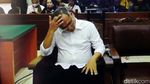 Dituntut 3 Tahun Penjara, Agus Nurpatria Pegang Kepala
