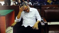 Agus Nurpatria Adi memegang kepala saat menjalani sidang tuntutan di Pengadilan Negeri Jakarta Selatan, Jl Ampera Raya, Jaksel, Jumat (27/1/2023).