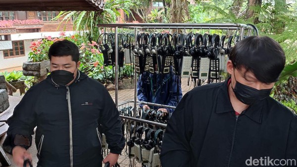 Pada saat mengunjungi Doi Tung Royal Villa, setiap wisatawan akan diberikan seperangkat audio tour yang akan memberikan penjelasan secara detail mengenai sejarah dari villa ini. Pada saat mengunjungi Doi Tung Royal Villa, setiap wisatawan akan diberikan seperangkat audio tour yang akan memberikan penjelasan secara detail mengenai sejarah dari villa ini.