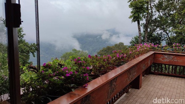 Ibu Suri mengabdikan hidupnya untuk mengubah, Doi Tung, daerah yang dahulunya merupakan ladang opium menjadi tempat wisata yang memberikan pemandangan perkebunan bunga yang indah dan menarik. Ibu Suri mengabdikan hidupnya untuk mengubah, Doi Tung, daerah yang dahulunya merupakan ladang opium menjadi tempat wisata yang memberikan pemandangan perkebunan bunga yang indah dan menarik.