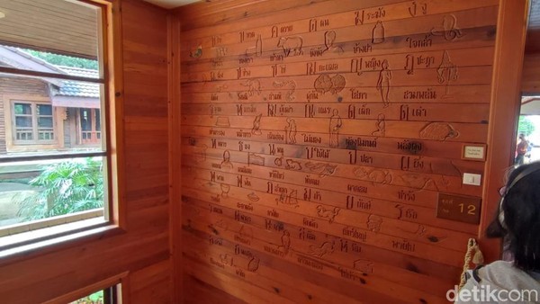 Doi Tung Royal Villa dibuat sepenuhnya dari kayu jati. Ibu suri saat itu tidak menginginkan istana yang dibuat dengan bahan-bahan premium, melainkan kayu yang biasa saja. Doi Tung Royal Villa dibuat sepenuhnya dari kayu jati. Ibu suri saat itu tidak menginginkan istana yang dibuat dengan bahan-bahan premium, melainkan kayu yang biasa saja.Â