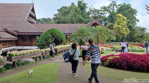 Doi Tung Royal Villa didekorasi dengan ukiran kayu oleh pengrajin utara dalam berbagai desain pada Kalae (atap pelana bergaya utara), Choengchai (papan atap), dan bingkai jendela. Doi Tung Royal Villa didekorasi dengan ukiran kayu oleh pengrajin utara dalam berbagai desain pada Kalae (atap pelana bergaya utara), Choengchai (papan atap), dan bingkai jendela.